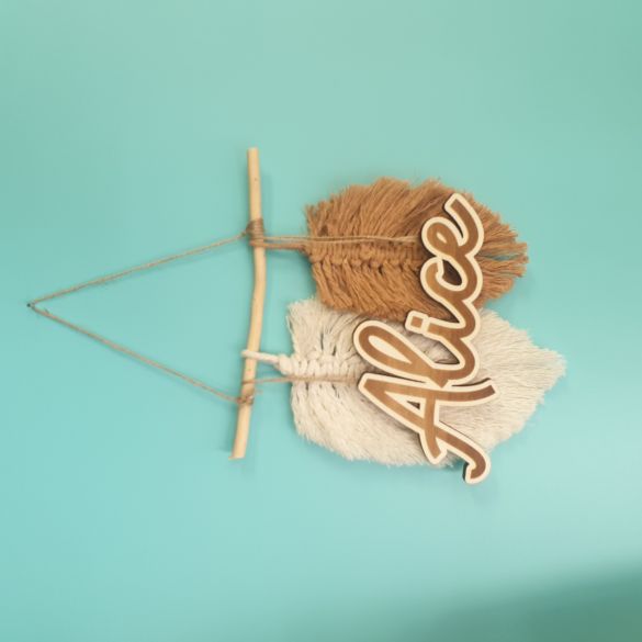 Décoration murale personnalisée avec prénom bois et feuilles macramé